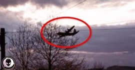شاهد.. طائرة مخيفة تظهر في سماء بريطانيا وتختفي!
