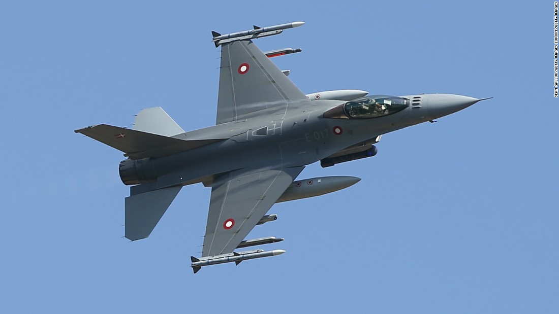 مقاتلة F-16 تنقد طيارها بعد فقدان وعيه بالجو