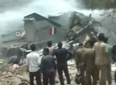 طائرة حربية تصطدم بمنزلين بالهند.. شاهد النتيجة !