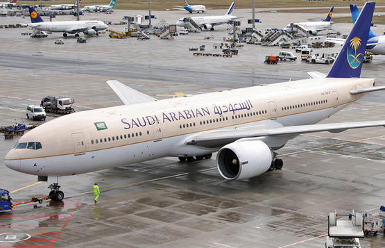 طائرة سعودية تُعَدّل مسارها لإنقاذ رضيع من الموت