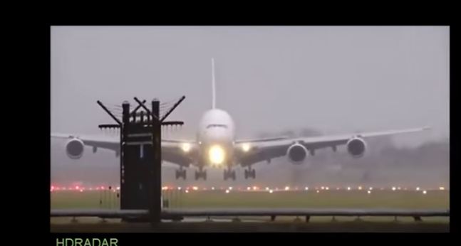 طائرة طيران الإمارات تصارع الرياح للهبوط في مانشستر