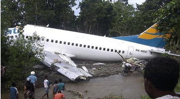 طائرة اندونيسية تخرج عن المدرج وإصابة ثلاثة وإغلاق المطار