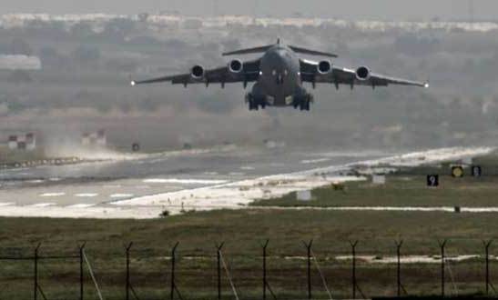 طائرة ركاب تهبط عن طريق الخطأ في مطار حربي بالولايات المتحدة