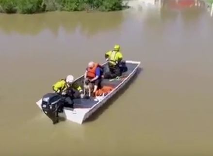 شاهد.. طائرة بدون طيار تساهم في إنقاذ رجل حاصرته مياه الفيضان