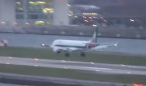 فيديو يحبس الانفاس.. طائرة في مواجهة عاصفة هوجاء في مطار لندن