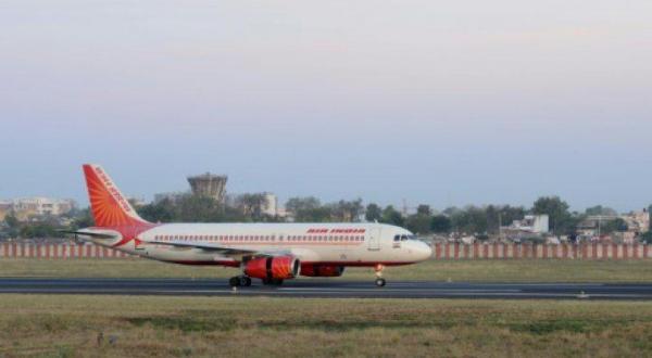 طائرة هندية تنسى 55 راكبًا في المطار