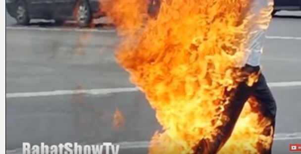 فيديو خطير.. طالب مغربي يشعل النيران في نفسه بعد رفض المدرسة قبوله