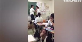 شاهد.. طالب يركل مدرسًا داخل الفصل أمام زملائه