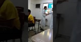مقطع متداول: طالب يعتدي على آخر بوحشية داخل الفصل