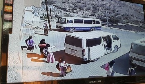 ابتدائية تراقب انصراف طالباتها بالكاميرات