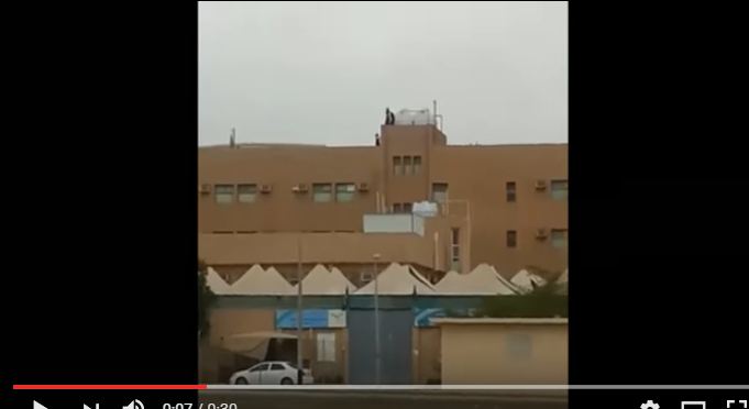 طالبات يتسلقن سور سطح مدرسة في جدة