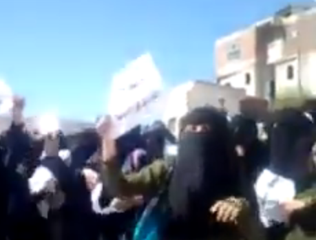 بالفيديو.. طالبات بأمانة صنعاء يطردن ممثلي الحوثي