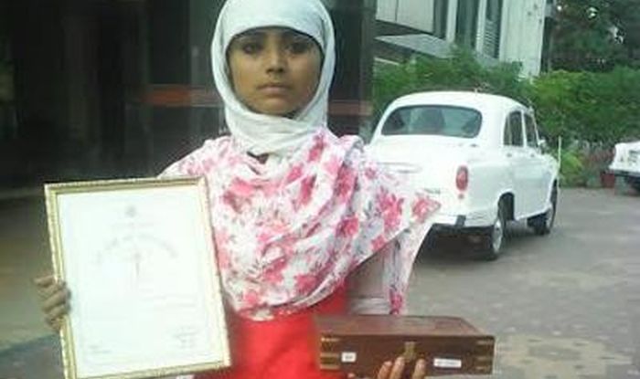 تكريم طالبة مسلمة بـ #الهند أنقذت طفلة هندوسية من الاختطاف