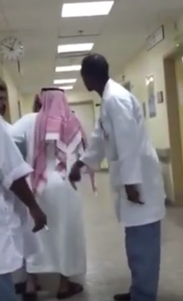 طبيب سوداني يطرد مراجعاً وهو يردد “أعلى ما بخيل أبوك اركبه”