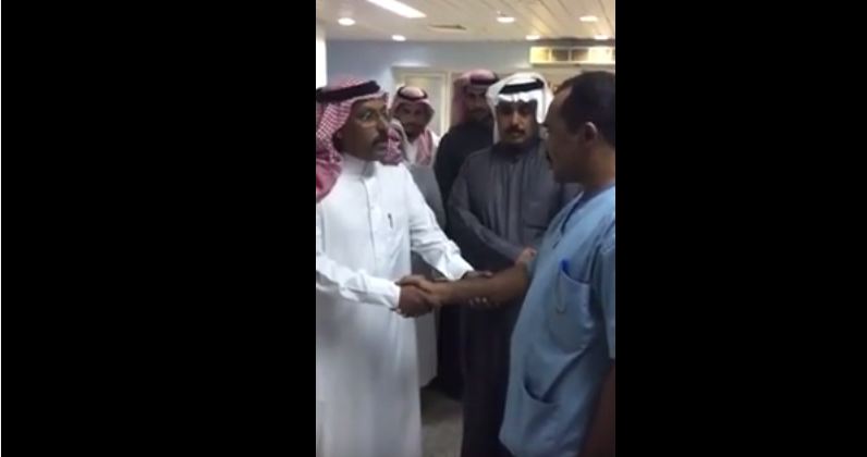 شاهد بالفيديو.. اعتذار أهالي الحمنة لطبيب سوداني