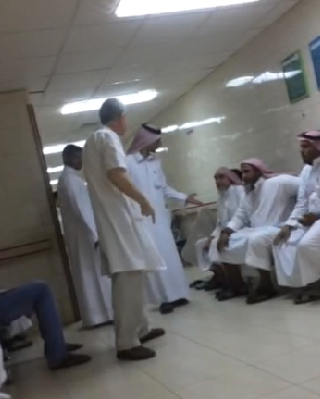 بالفيديو.. طبيب يتطاول على مُسِنّ بمستشفى #أضم العام