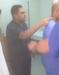 طبيب يطرد مواطناً ويهدده بالضرب “بالجزمة”