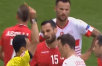 شاهد بالفيديو.. قائد ألبانيا يُسجل أول حالة طرد في “يورو 2016”