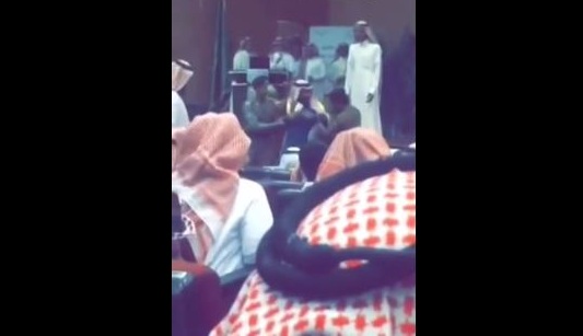 فيديو متداول : ابعاد مواطن حاول إلقاء قصيدة في حفل جامعة بيشة