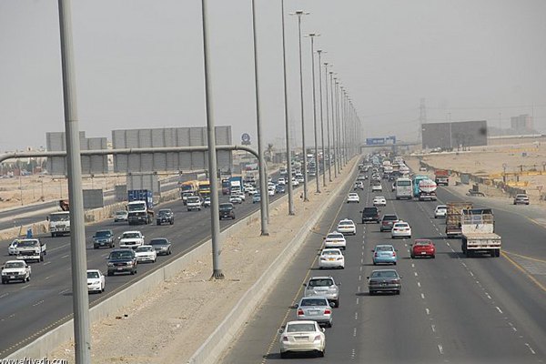 انقلاب شاحنة يربك طريق الحرمين في جدة