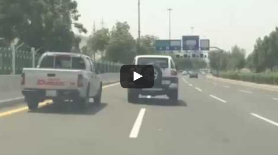 بالفيديو.. “أكشن” بين سيارتين على الطريق في مكة!