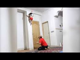 “الطفل العنكبوت” يتسلق الجدران بمهارة فائقة