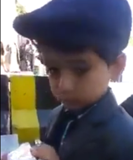 بالفيديو .. طفل يمني يترجى مسلحي #الحوثي اطلاق سراح والده