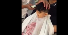 فيديو طريف.. رد فعل غير متوقع لطفل أثناء حلاقة شعره