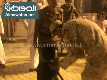 بالصور .. رجل أمن يجفف دموع طفل تائه في سوق عكاظ