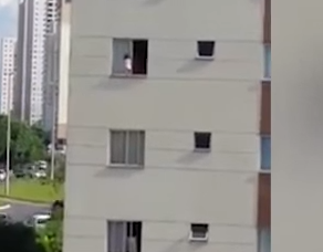 شاهد.. لقطات مروعة لطفل على حافة نافذة مبنى‎‏