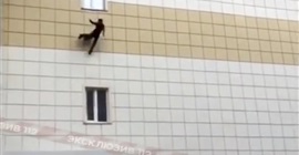 فيديو مروع.. طفل يرمي نفسه من نافذة مبنى بسبب حريق بروسيا