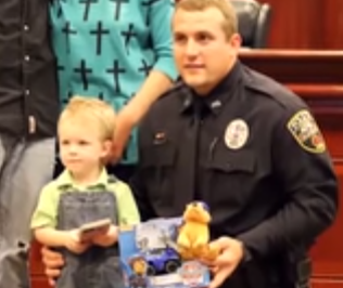 شاهد.. شرطي أمريكي ينقذ طفلاً توقف عن التنفس