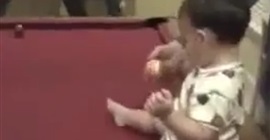 بالفيديو.. طفل يشعل مواقع التواصل بتصويب كرات البلياردو بدقة