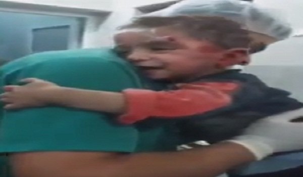 فيديو مؤثر.. طفل سوري فقد عائلته يتمسك بالممرض بحثاً عن الأمان
