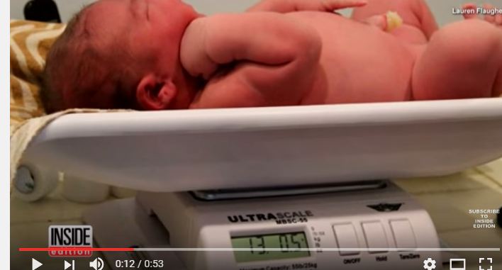 بالفيديو.. رد فعل معلمة ولدت طفلًا وزنه 13.5 باوند