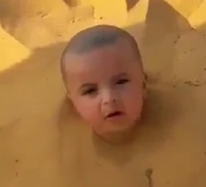 فيديو مستنكر.. شخص يدفن رضيعاً في الرمال