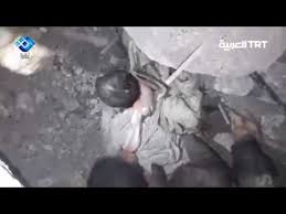 فيديو مؤثر.. لحظة استخراج طفل سوري من تحت الأنقاض