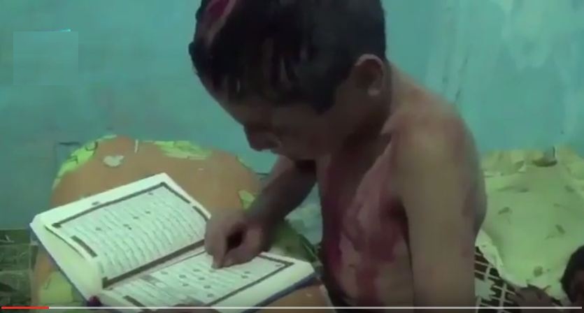 طفل ملطخ بالدماء يقرأ القرآن الكريم تحت نيران الأسد
