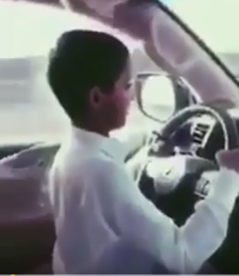 طفل يقود سيارة بسرعة جنونية على طريق سريع