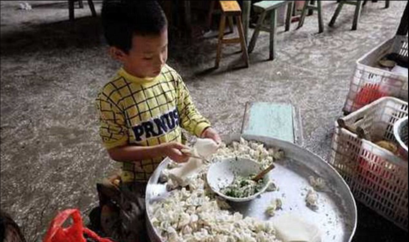 بالصور.. طفل صيني يصنع 10 آلاف زلابية في اليوم لإعانة أسرته الفقيرة