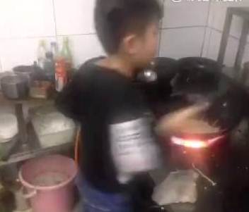 بالفيديو .. طفل صيني ينافس “ماستر شيف” بالطبخ