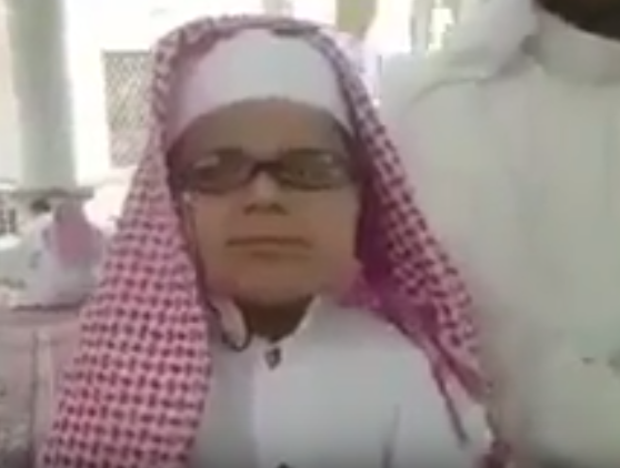شاهد.. طفل كفيف في الخامسة من عمره يحفظ القرآن كاملاً رغم عدم إجادته اللغة العربية