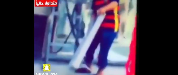 فيديو مستهجن.. مهايط يطلب من طفل لمس أسلاك الكهرباء مقابل ساندوتش