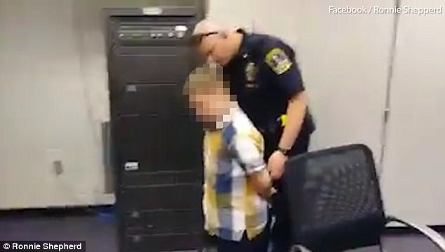 بالصور.. اعتقال طفل معاق بعد استنجاد المدرسين من بطشه