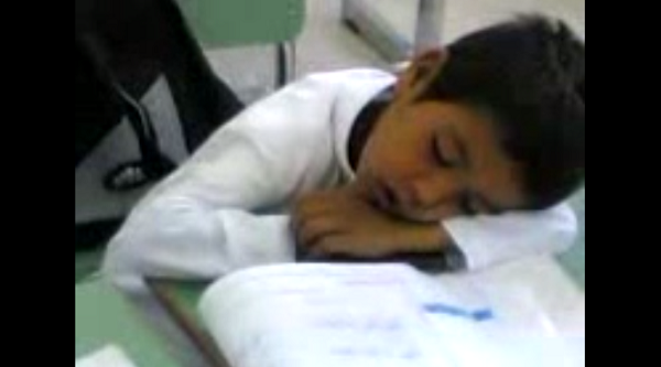 طفل نائم في الفصل يُشعل مواقع التواصل