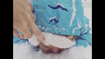شاهد.. طفل رضيع يأكل الثلج بشراهة