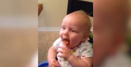 فيديو طريف.. ردّ فعل طفل يأكل خضراوات لأول مرة