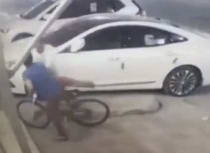 بالفيديو.. شاب يسرق طفلاً ويفر هاربًا في سيهات بـ #القطيف