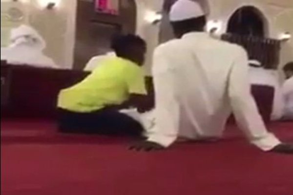 شاهد.. طفل يُدلك قدم والده المُنهك في المسجد