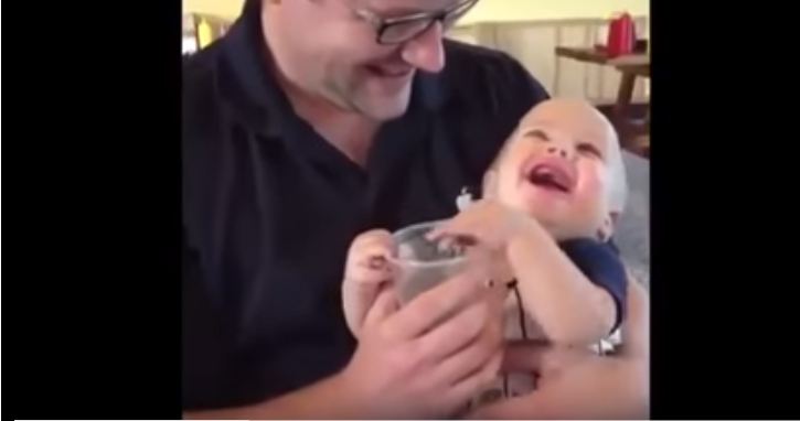 فيديو طريف.. رد فعل طفل يشرب الماء لأول مرة